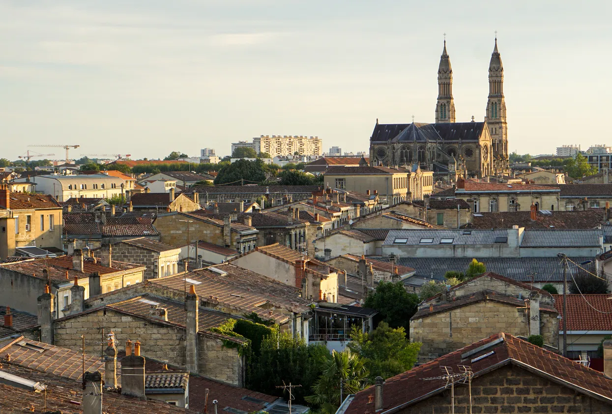 Vue panoramique de Bègles avec l'église Saint-Pierre et les toits de la ville