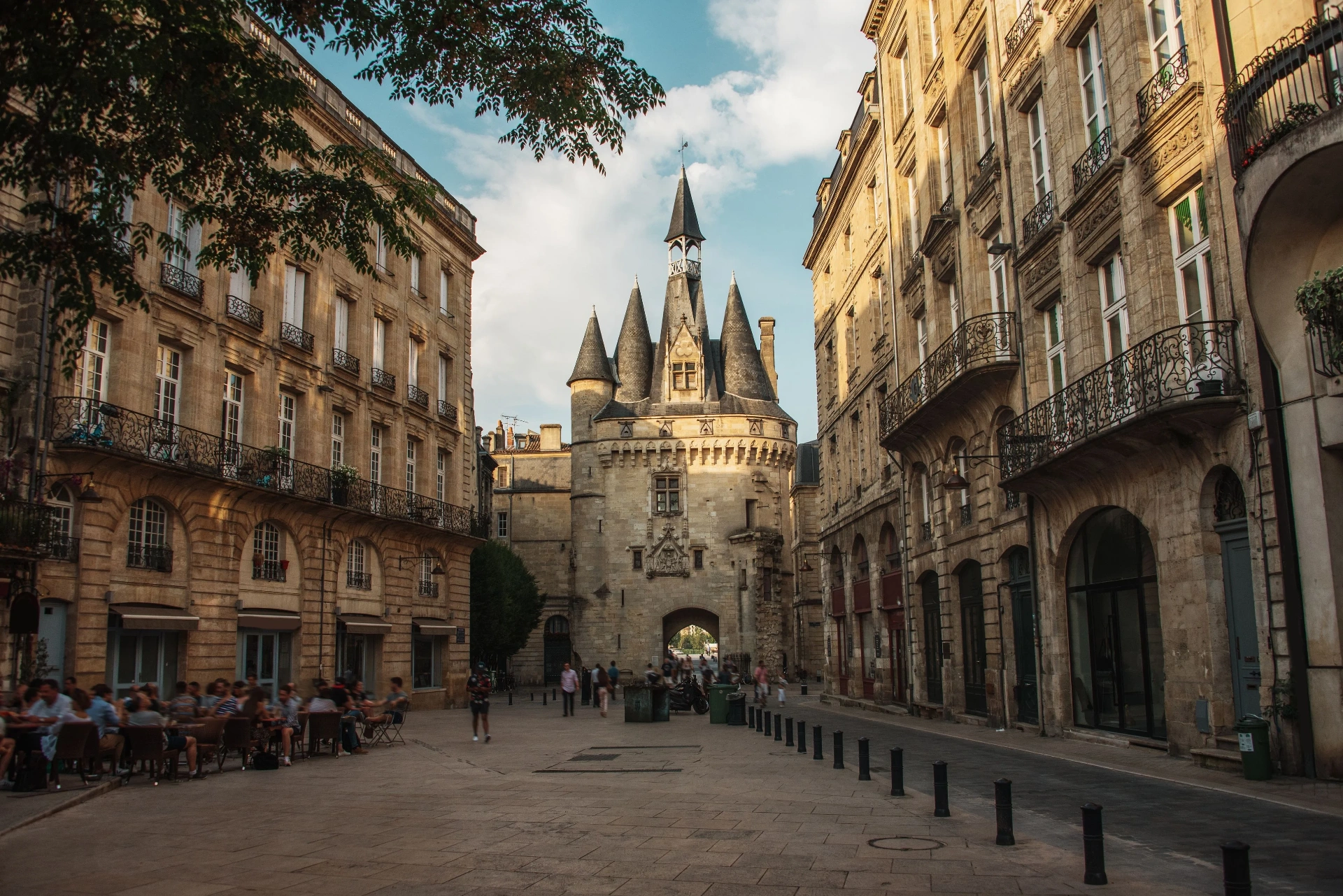 Vue de la Porte Cailhau à Bordeaux, monument historique emblématique de la ville