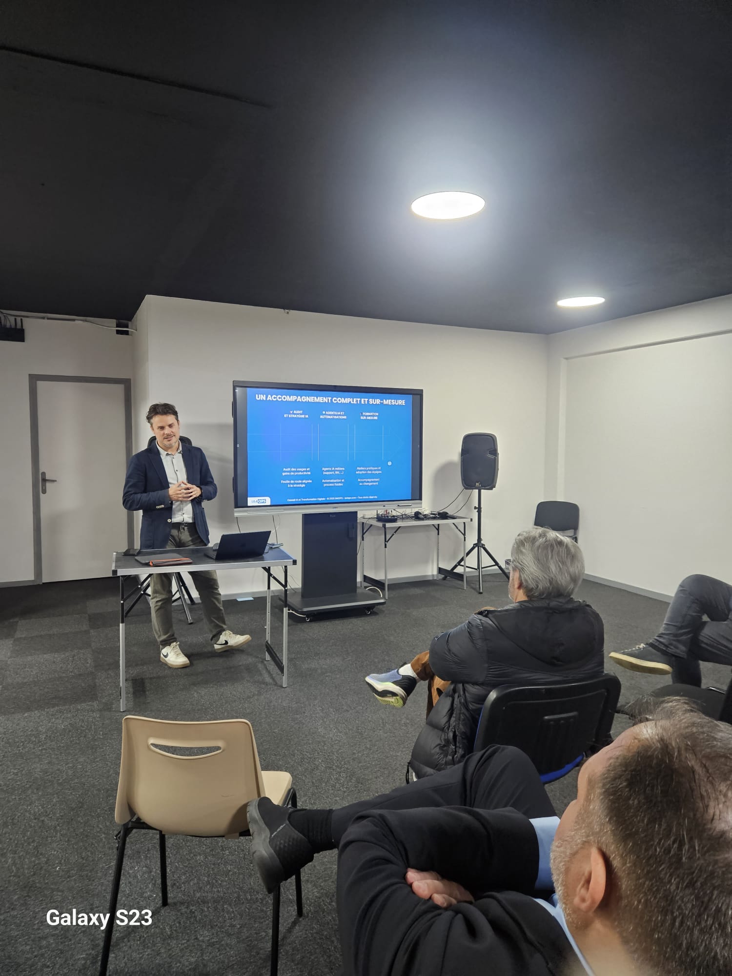 Formateur IA4OPS présentant une session de formation