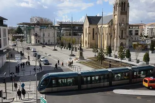Centre-ville de Mérignac avec le tramway bordelais et l'église Saint-Vincent