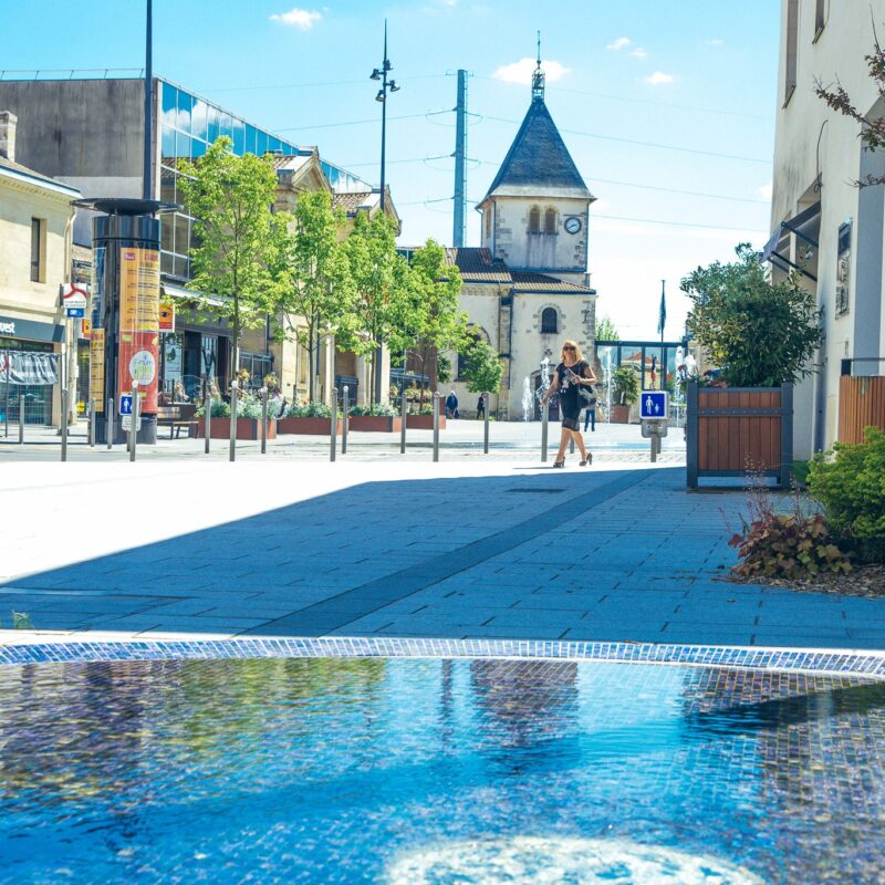 Place centrale de Pessac avec son église historique et sa fontaine